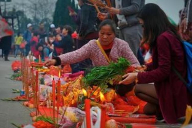 今年过年上坟有什么忌讳「俗语过年上坟两大忌犯了大忌失财气是什么忌讳」