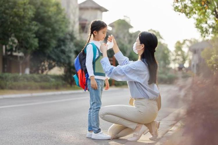 有人说在疫情期间更需要家庭教育对此你怎么看「疫情放开后家庭教育也要有规划才能避免孩子走偏低效成长更好」