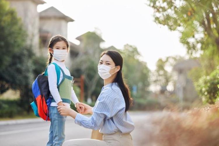 有人说在疫情期间更需要家庭教育对此你怎么看「疫情放开后家庭教育也要有规划才能避免孩子走偏低效成长更好」