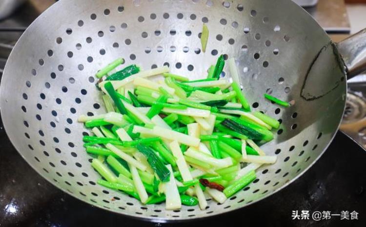 水煮牛肉怎么做好吃又简单易学「饭店的水煮牛肉为啥好吃厨师长分享决窍做法简单易学」