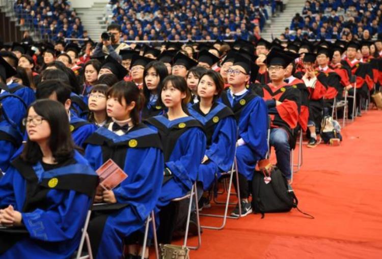 同为大学生圈中名人为何张雪峰已凉凉肖荣秀和张宇仍很红