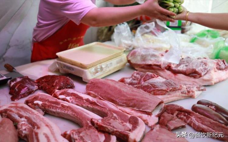 为什么羊肉挂着卖猪肉摆着卖「为何菜市场牛羊肉要挂着卖而猪肉却是摆着卖网友涨知识了」