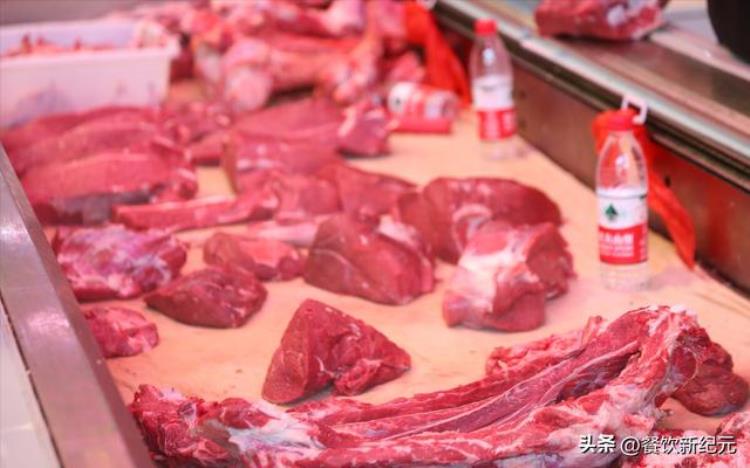 为什么羊肉挂着卖猪肉摆着卖「为何菜市场牛羊肉要挂着卖而猪肉却是摆着卖网友涨知识了」