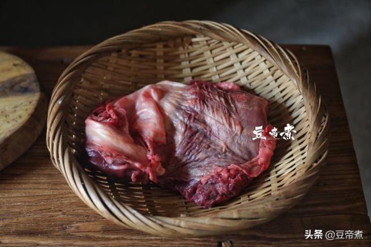 牛肉面自己在家做,汤汁鲜美肉足过瘾,吃了一碗还想吃「家里的那一碗牛肉面汤头浓郁肉大块吃了几十年也不腻」