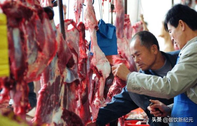 为什么羊肉挂着卖猪肉摆着卖「为何菜市场牛羊肉要挂着卖而猪肉却是摆着卖网友涨知识了」