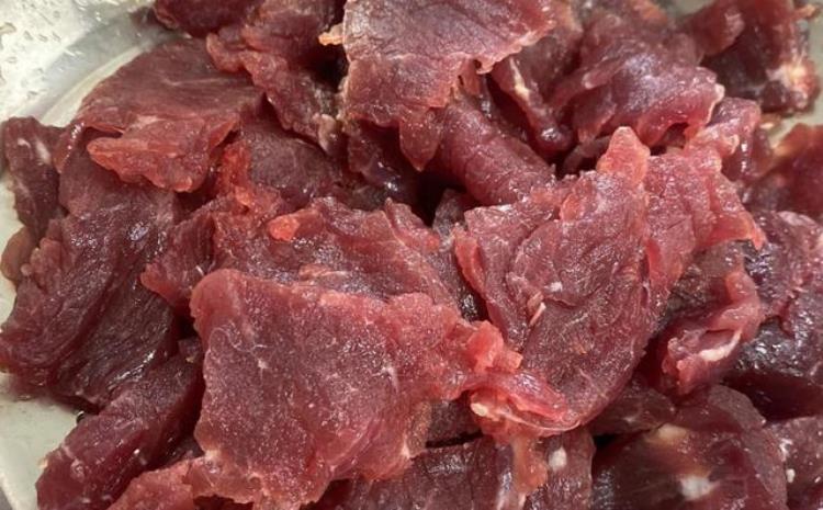 牛肉要怎么腌才会嫩「牛肉怎么腌制才嫩大厨30年经验分享不干不柴比豆腐还嫩」