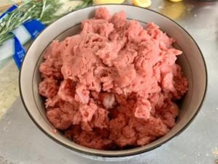 牛肉汉堡里的肉饼怎么做「大肉饼太过瘾汉堡里的牛肉饼这样做鲜美多汁4步搞定」