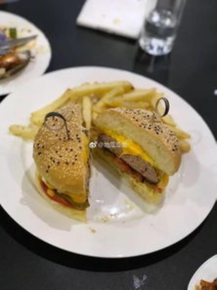 牛肉汉堡里的肉饼怎么做「大肉饼太过瘾汉堡里的牛肉饼这样做鲜美多汁4步搞定」