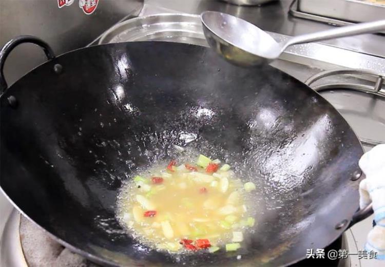 怎样腌牛肉丝「饭店的牛肉丝为啥鲜嫩搭配甜椒丝看厨师长如何腌制牛肉」