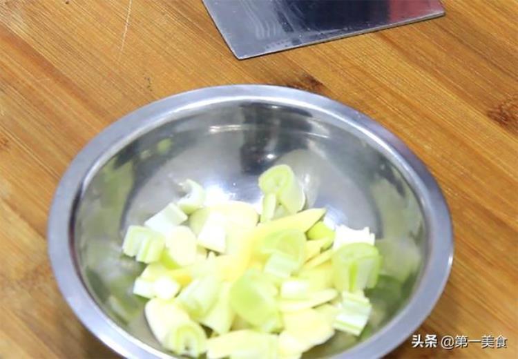 怎样腌牛肉丝「饭店的牛肉丝为啥鲜嫩搭配甜椒丝看厨师长如何腌制牛肉」