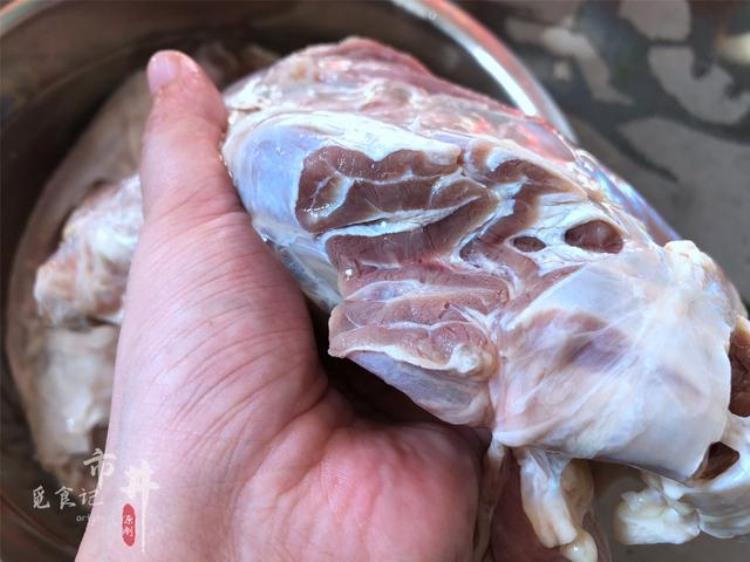 牛肉先腌制再卤「卤牛肉时记住1腌2泡的窍门牛肉不柴不腥好吃缩水少」