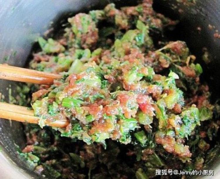 牛肉馅饺子调馅「秋风起贴秋膘牛肉饺子来一盘调馅掌握3加1不加鲜嫩多汁」