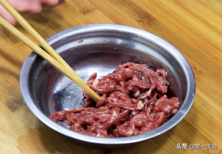 怎样腌牛肉丝「饭店的牛肉丝为啥鲜嫩搭配甜椒丝看厨师长如何腌制牛肉」