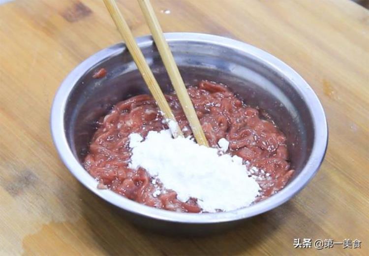 怎样腌牛肉丝「饭店的牛肉丝为啥鲜嫩搭配甜椒丝看厨师长如何腌制牛肉」