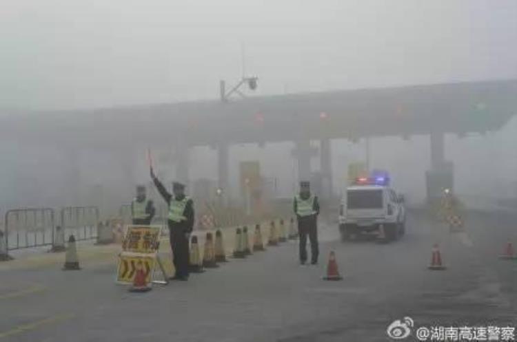 在什么情况下高速雾气会封路「大雾天气为什么要封闭高速公路交警有话要说」