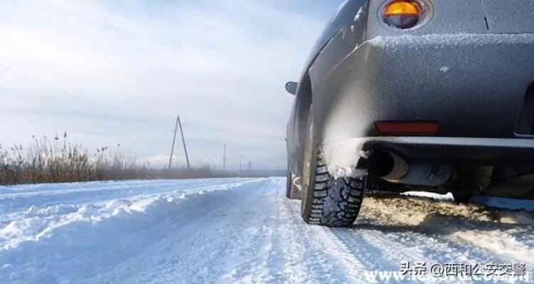 下雪天如何踩刹车「下雪天开车不能踩刹车吗冬天路滑怎么刹车安全」