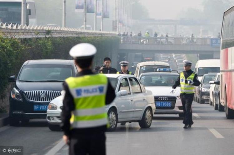 为什么高速不查车「白天高速交警不查车速来」