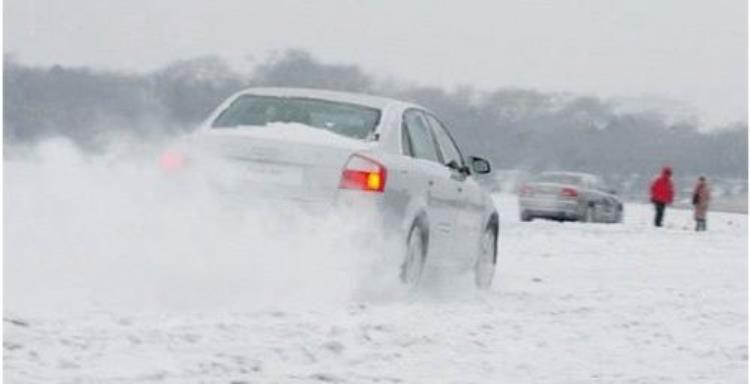 下雪天如何踩刹车「下雪天开车不能踩刹车吗冬天路滑怎么刹车安全」