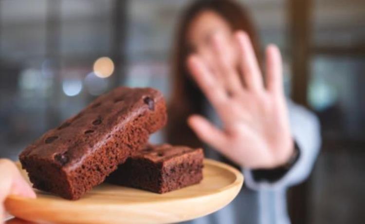 甜食对痘痘皮肤的影响「建议爱吃甜食的女生护肤时要抗糖化皮肤不再黯黄长痘」