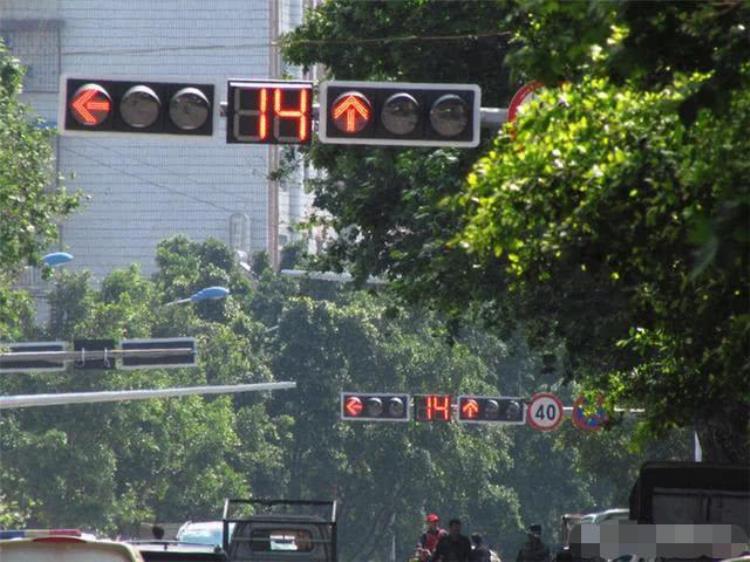 等红灯需要一直踩刹车「为何等红灯时要踩刹车交警新手一问不知高手天天都做」