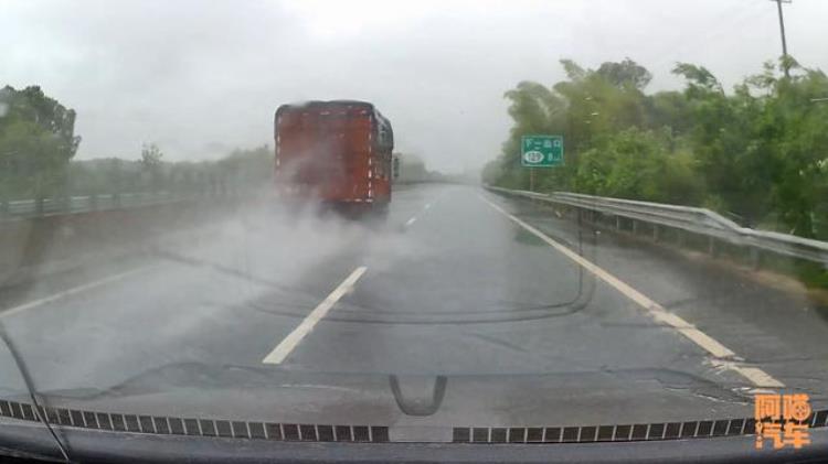 在高速遇到暴雨怎么办「跑高速遇到暴雨做错了很危险喵哥教你正确做法新手学学」