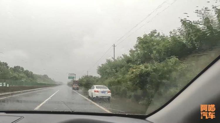 在高速遇到暴雨怎么办「跑高速遇到暴雨做错了很危险喵哥教你正确做法新手学学」