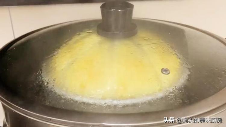 在家做面包简单做法不用烤箱「家里有盆就能做面包不用烤箱不油炸蓬松柔软又拉丝」