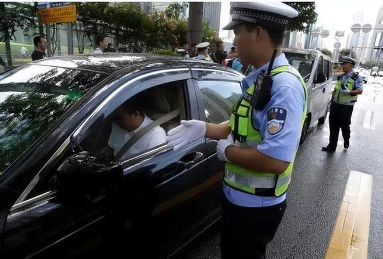 超重吊销驾驶证「车主小心了7月1号起私家车将迎来严查严重的驾驶证直接吊销」