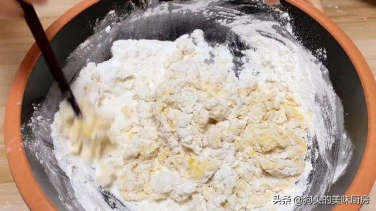 在家做面包简单做法不用烤箱「家里有盆就能做面包不用烤箱不油炸蓬松柔软又拉丝」