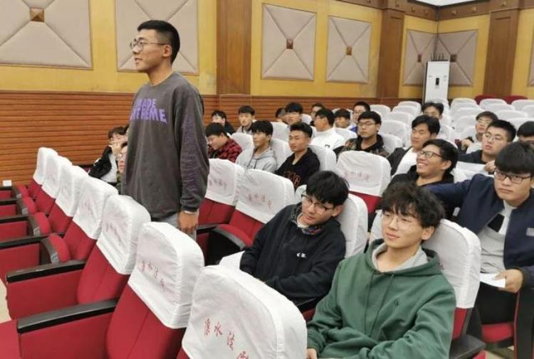 大学生为什么转专业「大学转专业的困境张雪峰一针见血学得好为什么要转专业」