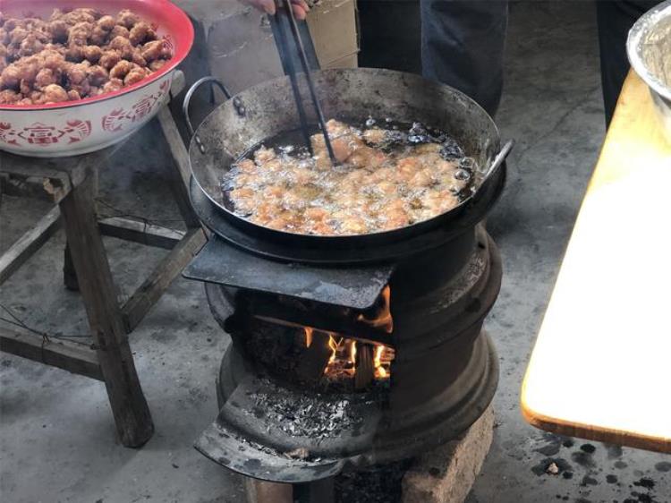 炸牛肉丸放什么料「过年炸牛肉丸的配方多加3样料丸子个个空心酥脆松软」