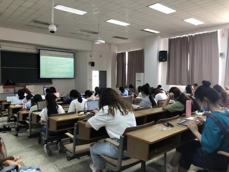 大学生为什么转专业「大学转专业的困境张雪峰一针见血学得好为什么要转专业」