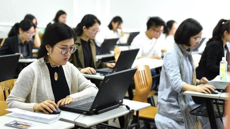 大学生为什么转专业「大学转专业的困境张雪峰一针见血学得好为什么要转专业」