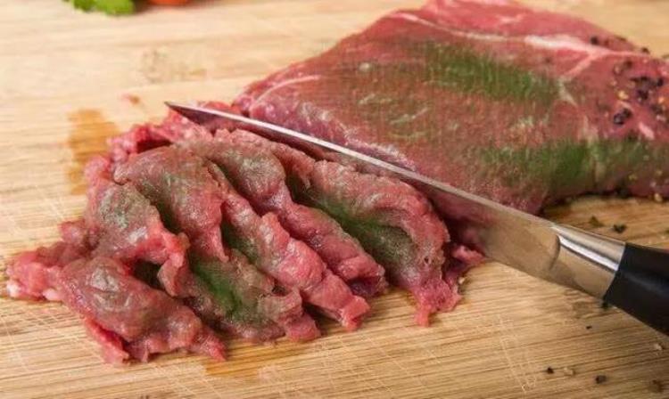 泛着绿光的牛肉能吃吗「牛肉泛绿光还能吃吗真相并不简单」