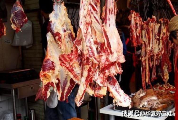 为何猪肉放案板,牛肉挂着卖「注意到没有猪肉摆案板上卖牛肉为何挂着卖长见识了」