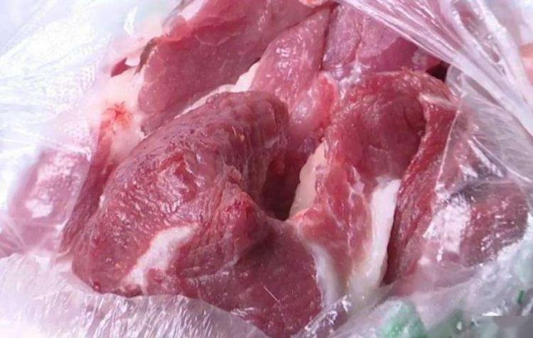 为何猪肉放案板,牛肉挂着卖「注意到没有猪肉摆案板上卖牛肉为何挂着卖长见识了」