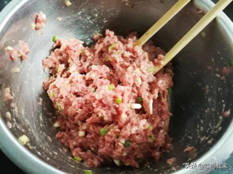 冬天早餐吃一碗热腾腾的牛肉馄饨或泡椒牛肉丝面保你能量满满