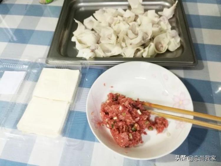 冬天早餐吃一碗热腾腾的牛肉馄饨或泡椒牛肉丝面保你能量满满