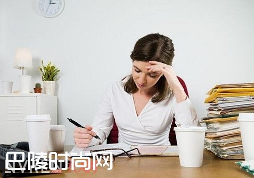 避免长时间久坐 拒绝跷腿坐着找一个尺寸合适的裤子长时间站立也会引起肥胖减少高热量食物