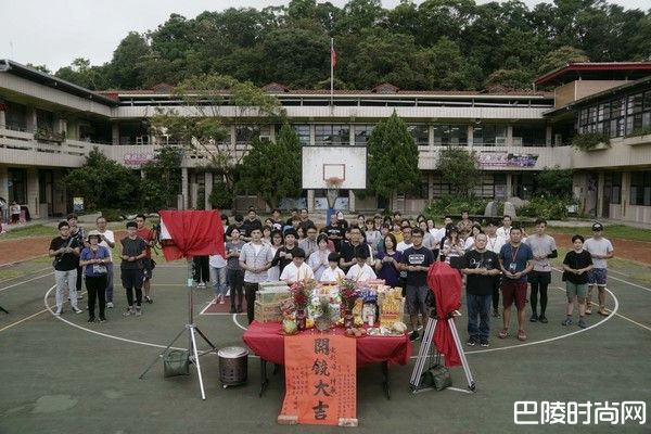 杨采妮《嗨！神兽》拍戏冻龄美肌大长腿