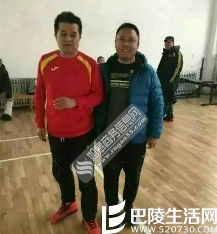 毕福剑现身慈善募捐活动 参加篮球赛脸上满是笑容