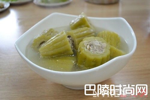 黄瓜鸡蛋紫菜汤做法 冻豆腐木耳酸汤做法苦瓜竹笋汤做法玉米海带墨鱼仔汤做法木瓜绿豆汤做法