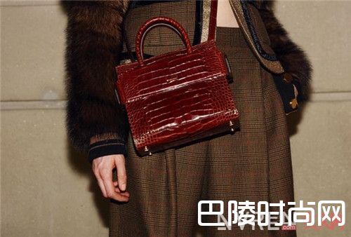 FENDI KAN I包包简介 TOD'S SELLA折耳包简介CHLOé NILE包包简介PRADA RIBBON包包简介DIOR J'ADIOR包包简介Gucci Sylvie包包简介Chanel Gabrielle包包简介Chanel Gabrielle包包有几种背法Louis Vuitton邮差包简介​Hermès Verrou包包简介