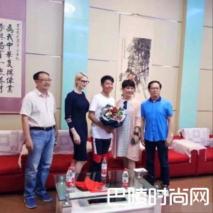 撒贝宁带老婆李白回母校 老婆高颜值不输章子怡