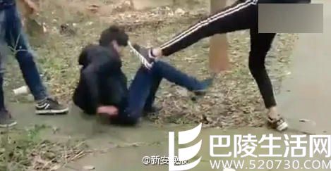 中学生打人取乐   被打者毫无还手之力拍摄者发出哄笑