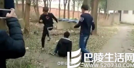 中学生打人取乐   被打者毫无还手之力拍摄者发出哄笑