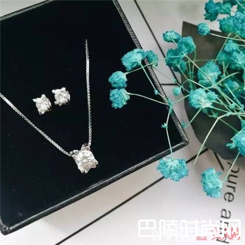 High Cheeks 珍珠红嘴唇耳钉 简介 Givenchy优雅方巾 简介Her Jewellery施华洛世奇合作款2件套 简介Her Jewellery纯银串珠手链 简介美国Dogeared经典款项链有哪三款Snidel  Lily Brown海洋元素耳环 简介美国Juicy Couture经典款手腕皮链 简介ASOS防UV瘦脸墨镜 简介INMIX音米彩色墨镜 简介