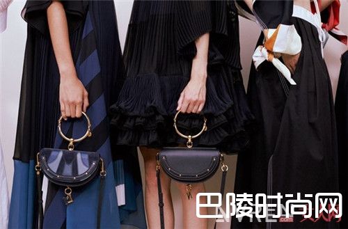 FENDI KAN I包包简介 TOD'S SELLA折耳包简介CHLOé NILE包包简介PRADA RIBBON包包简介DIOR J'ADIOR包包简介Gucci Sylvie包包简介Chanel Gabrielle包包简介Chanel Gabrielle包包有几种背法Louis Vuitton邮差包简介​Hermès Verrou包包简介