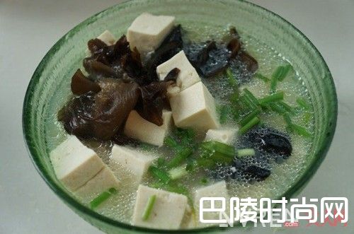 黄瓜鸡蛋紫菜汤做法 冻豆腐木耳酸汤做法苦瓜竹笋汤做法玉米海带墨鱼仔汤做法木瓜绿豆汤做法