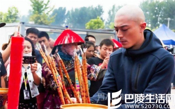 老干部霍建华剃光头了 感觉发型界又要刮起一阵风